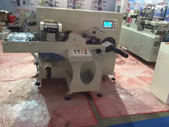 Hochgeschwindigkeits-Maschine zum Schneiden und Aufwickeln von Etiketten